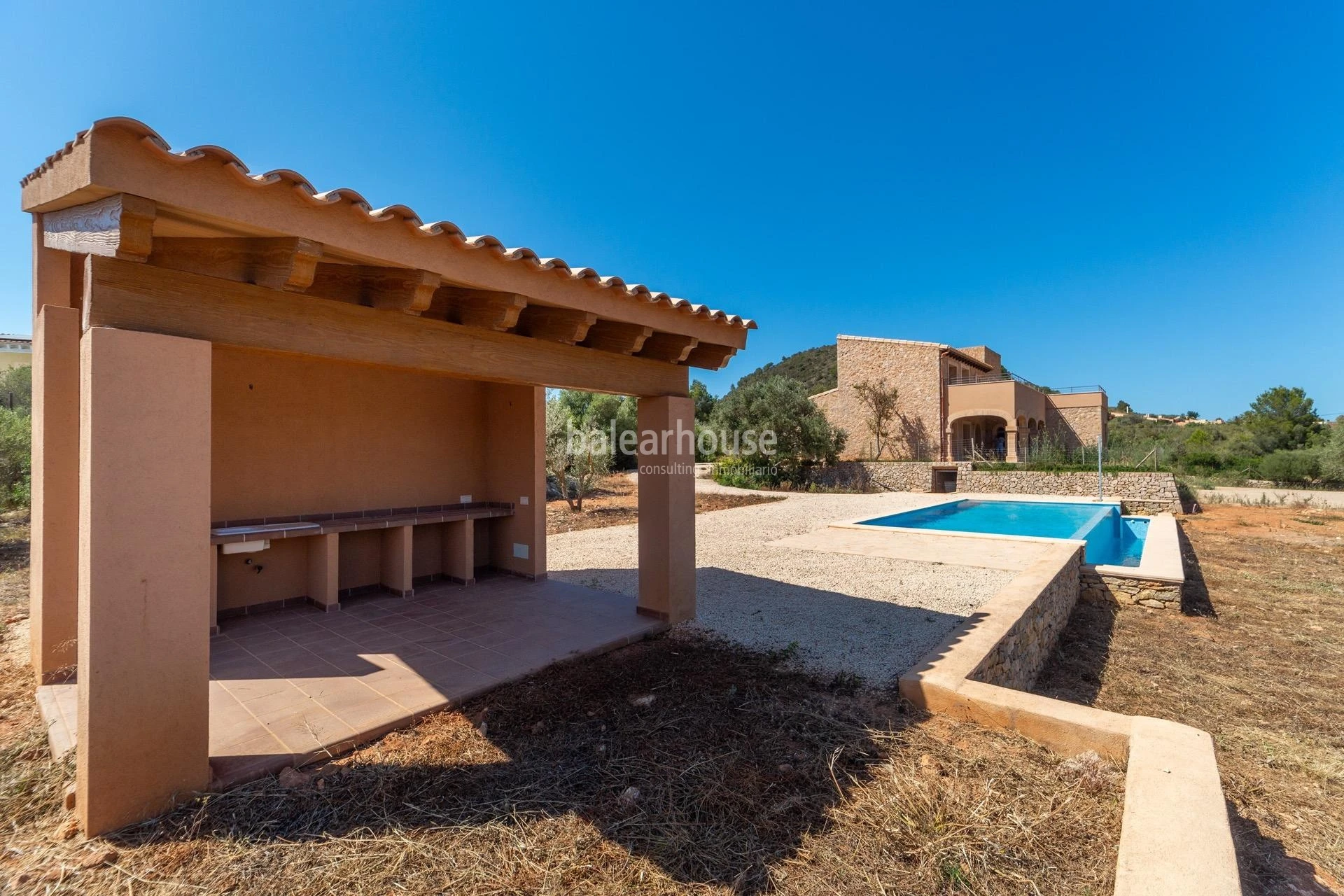 Preciosa finca de obra nueva junto al golf llena de luz, confort y cerca de playas en Son Servera.