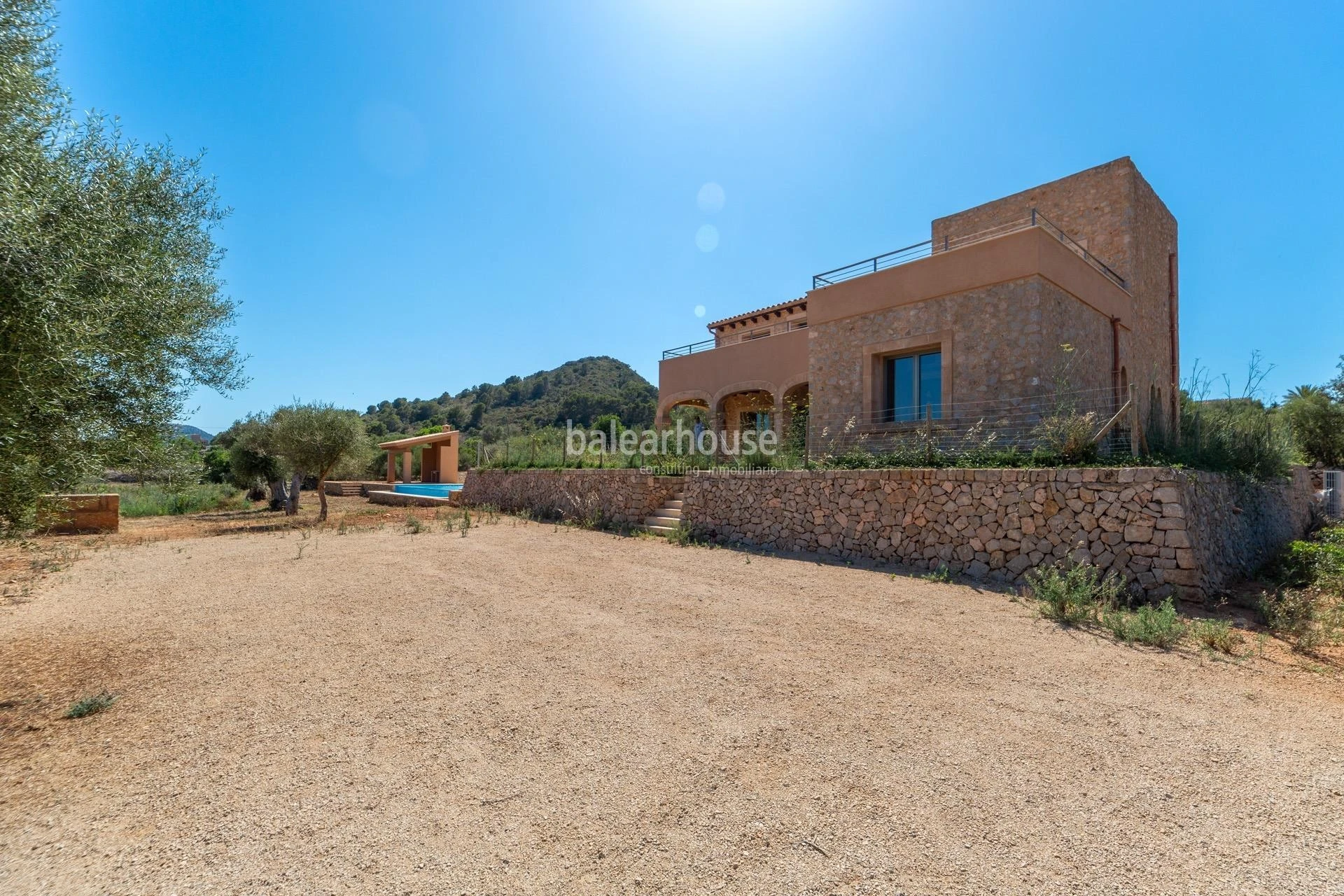 Preciosa finca de obra nueva junto al golf llena de luz, confort y cerca de playas en Son Servera.