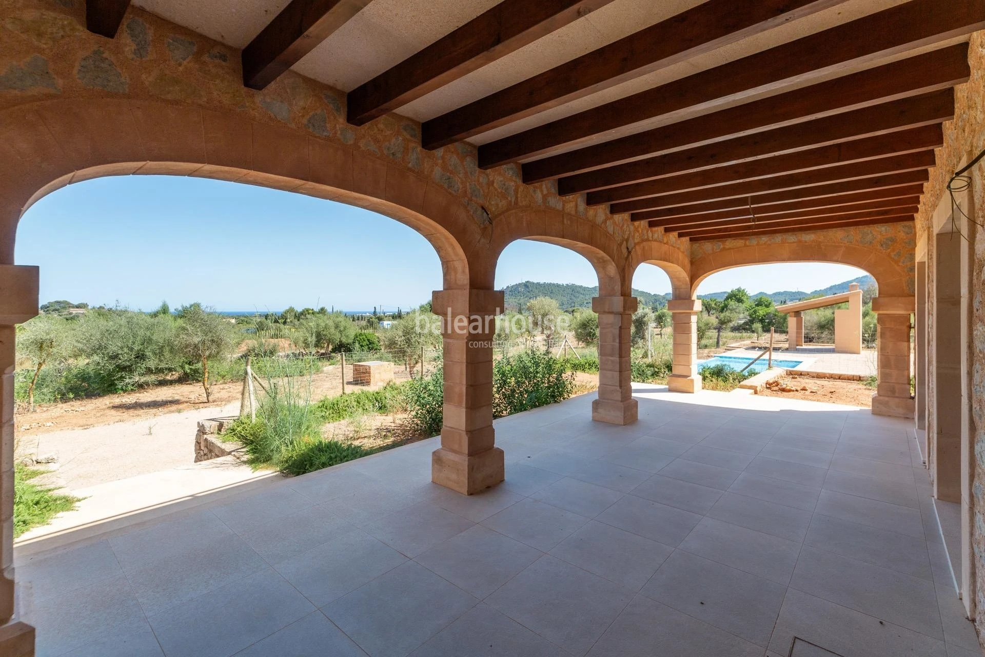 Preciosa finca de obra nueva junto al golf llena de luz, confort y cerca de playas en Son Servera.
