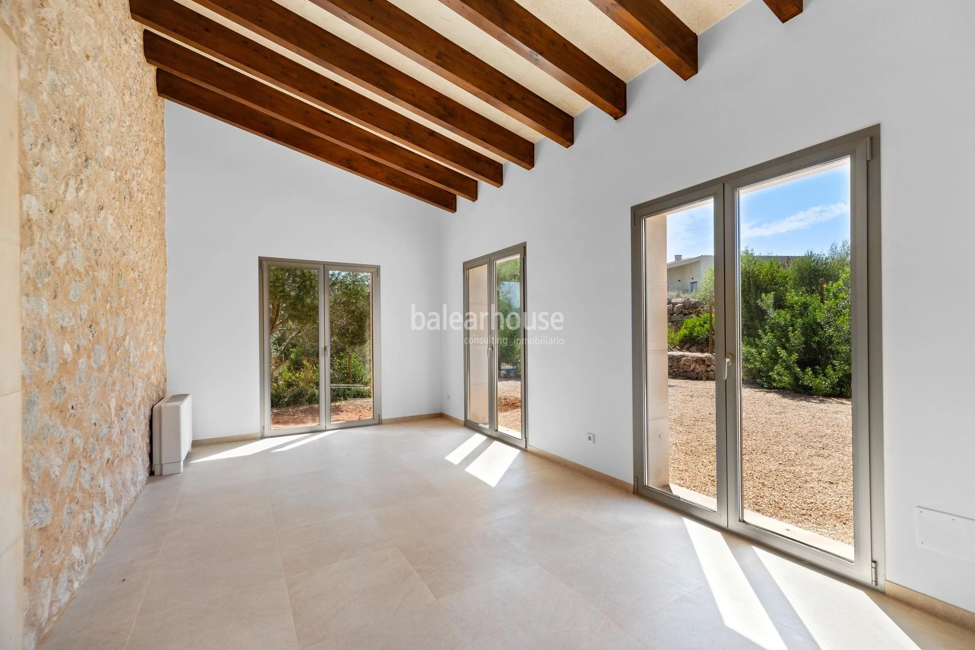 Preciosa finca de obra nueva junto al golf llena de luz, confort y cerca de playas en Son Servera.