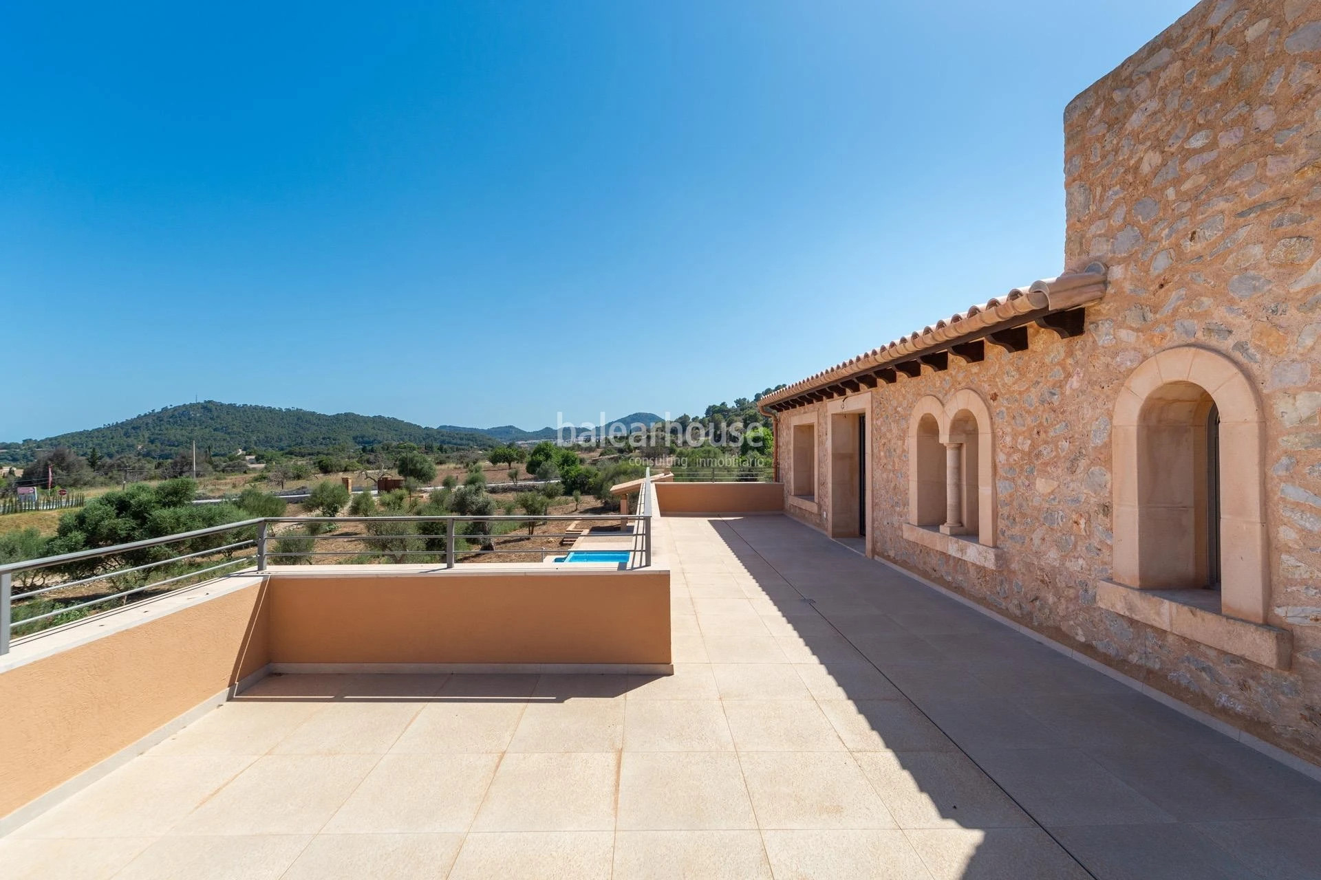 Preciosa finca de obra nueva junto al golf llena de luz, confort y cerca de playas en Son Servera.
