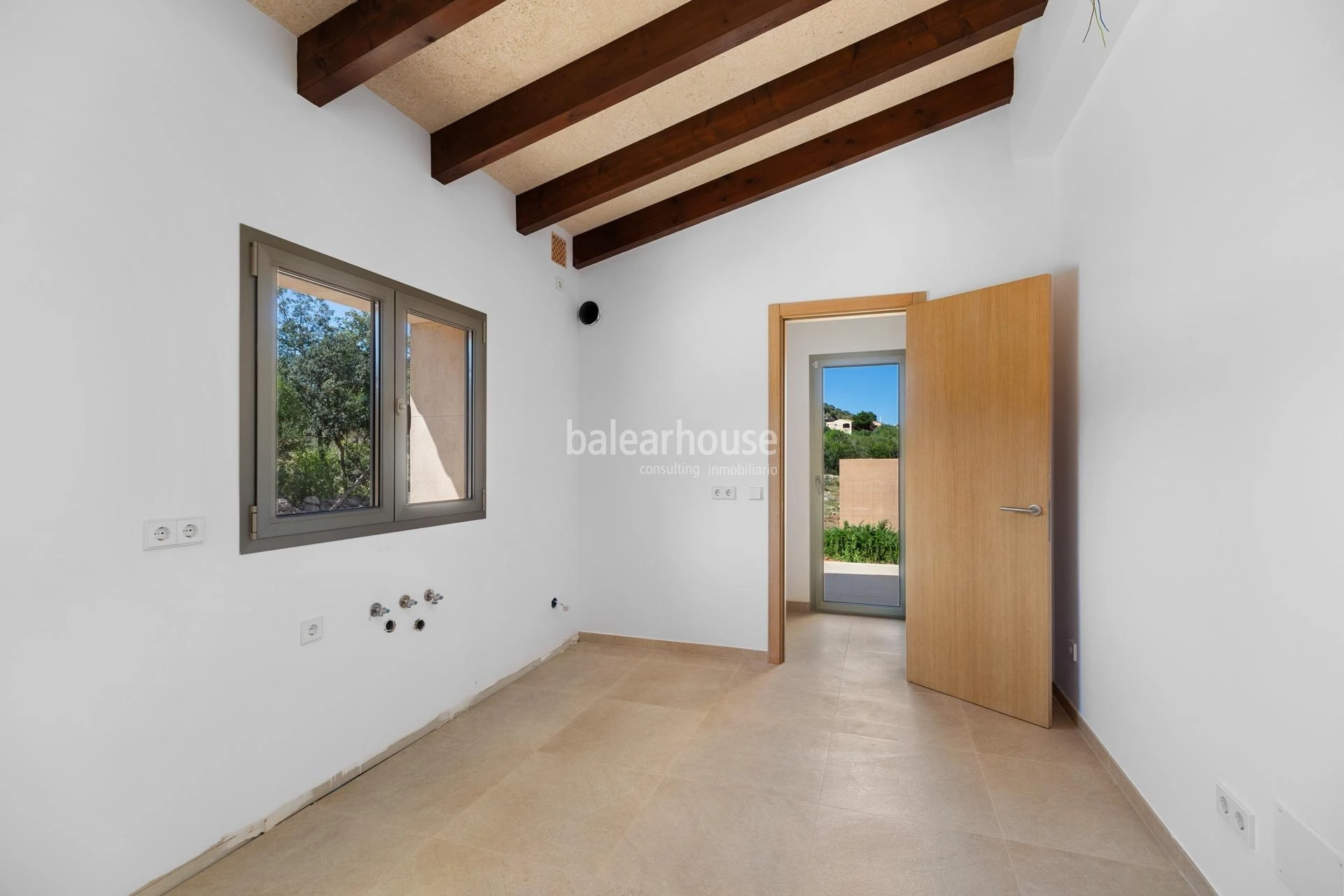 Preciosa finca de obra nueva junto al golf llena de luz, confort y cerca de playas en Son Servera.