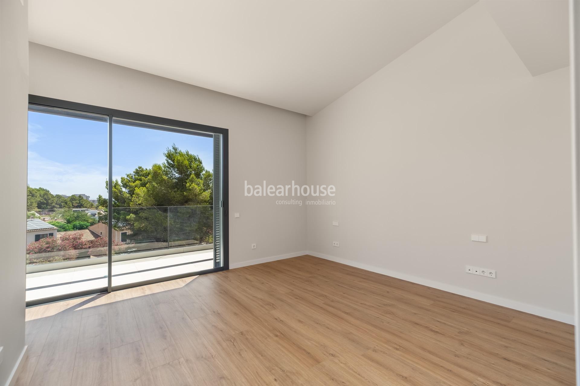 Moderna brand new villa with garden and terraces in a well-kept complex with pool in Sa Teulera