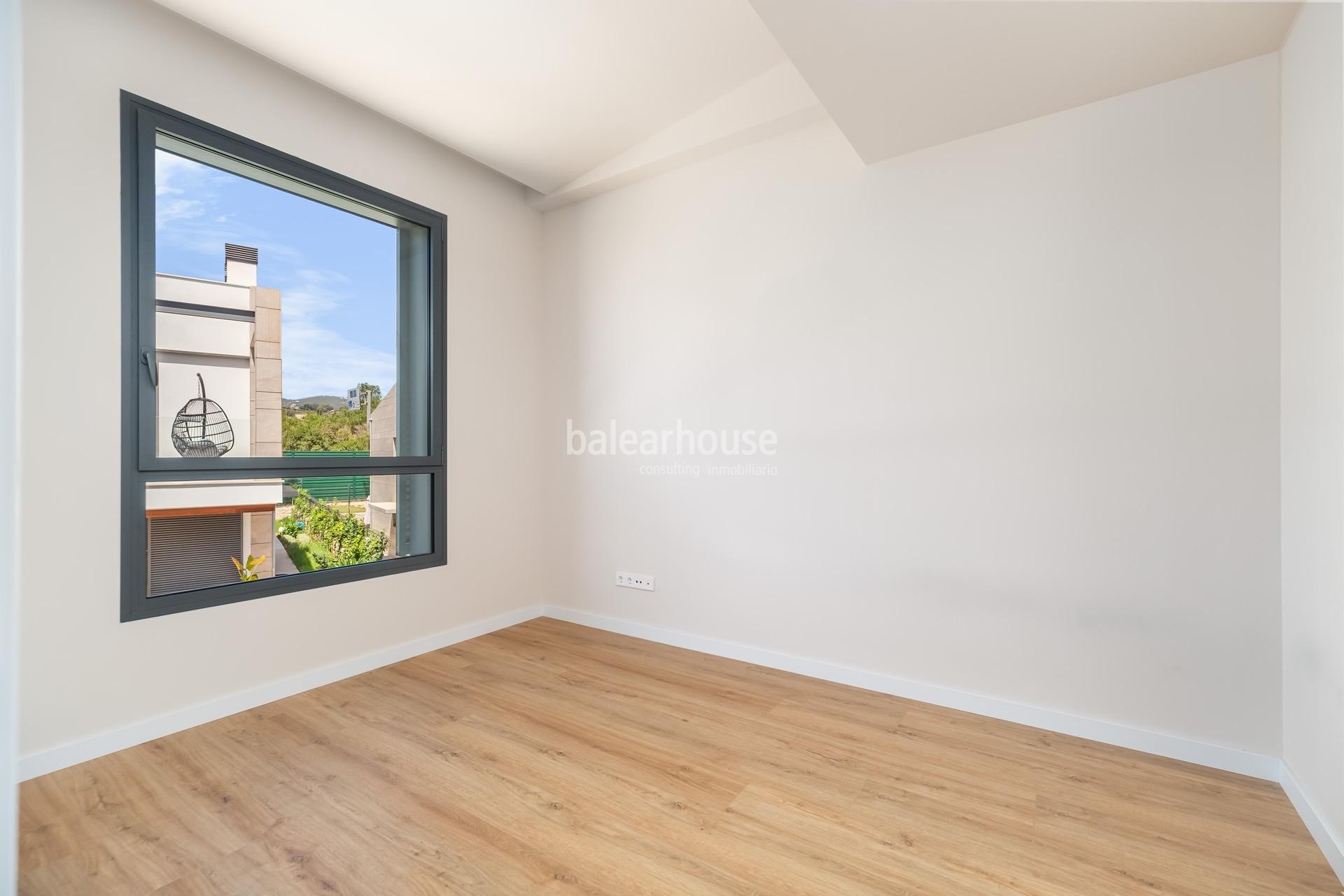 Moderna brand new villa with garden and terraces in a well-kept complex with pool in Sa Teulera