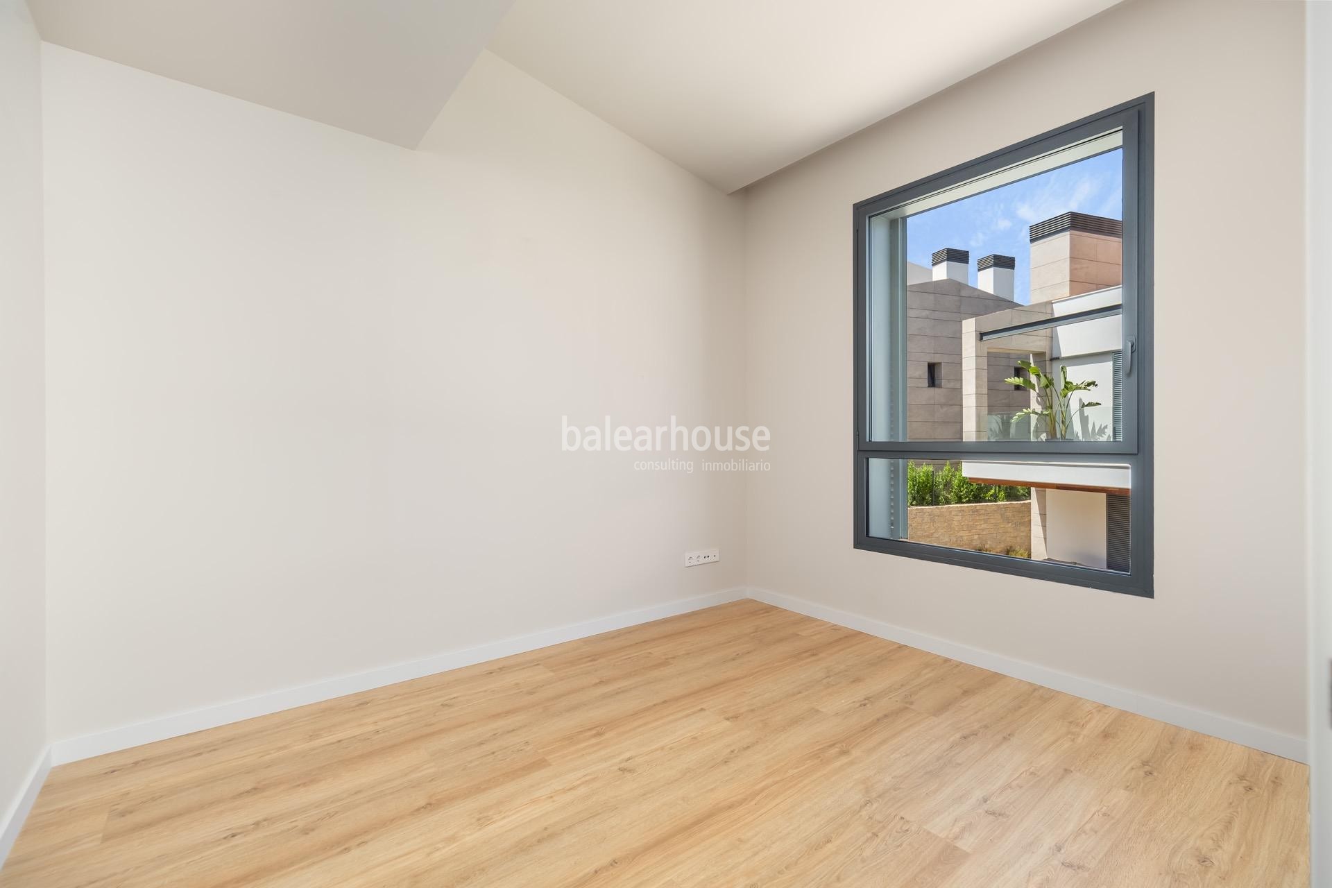 Moderna brand new villa with garden and terraces in a well-kept complex with pool in Sa Teulera