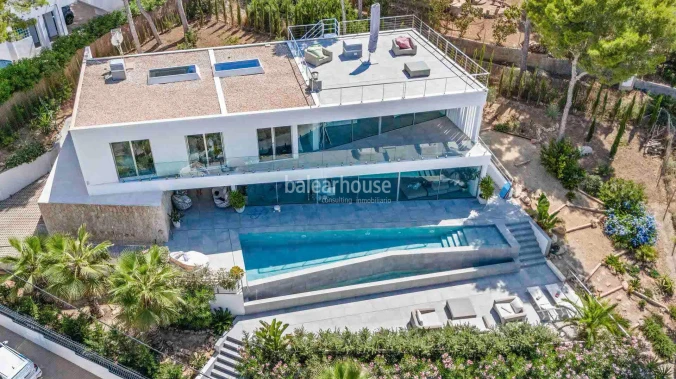 Splendida modern design villa with high qualities at a short distance from the beach in Cala Vinyes