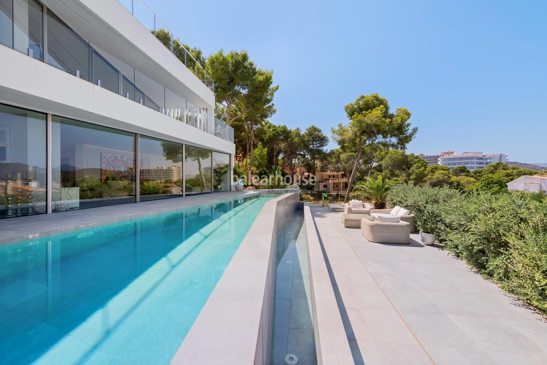 Magnífica villa de diseño moderno y altas calidades a escasa distancia de la playa en Cala Vinyes