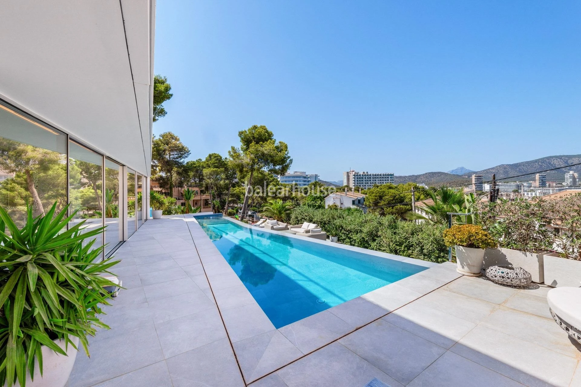 Magnífica villa de diseño moderno y altas calidades a escasa distancia de la playa en Cala Vinyes
