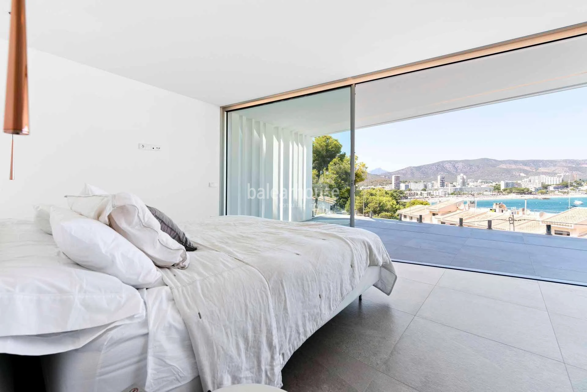 Magnífica villa de diseño moderno y altas calidades a escasa distancia de la playa en Cala Vinyes