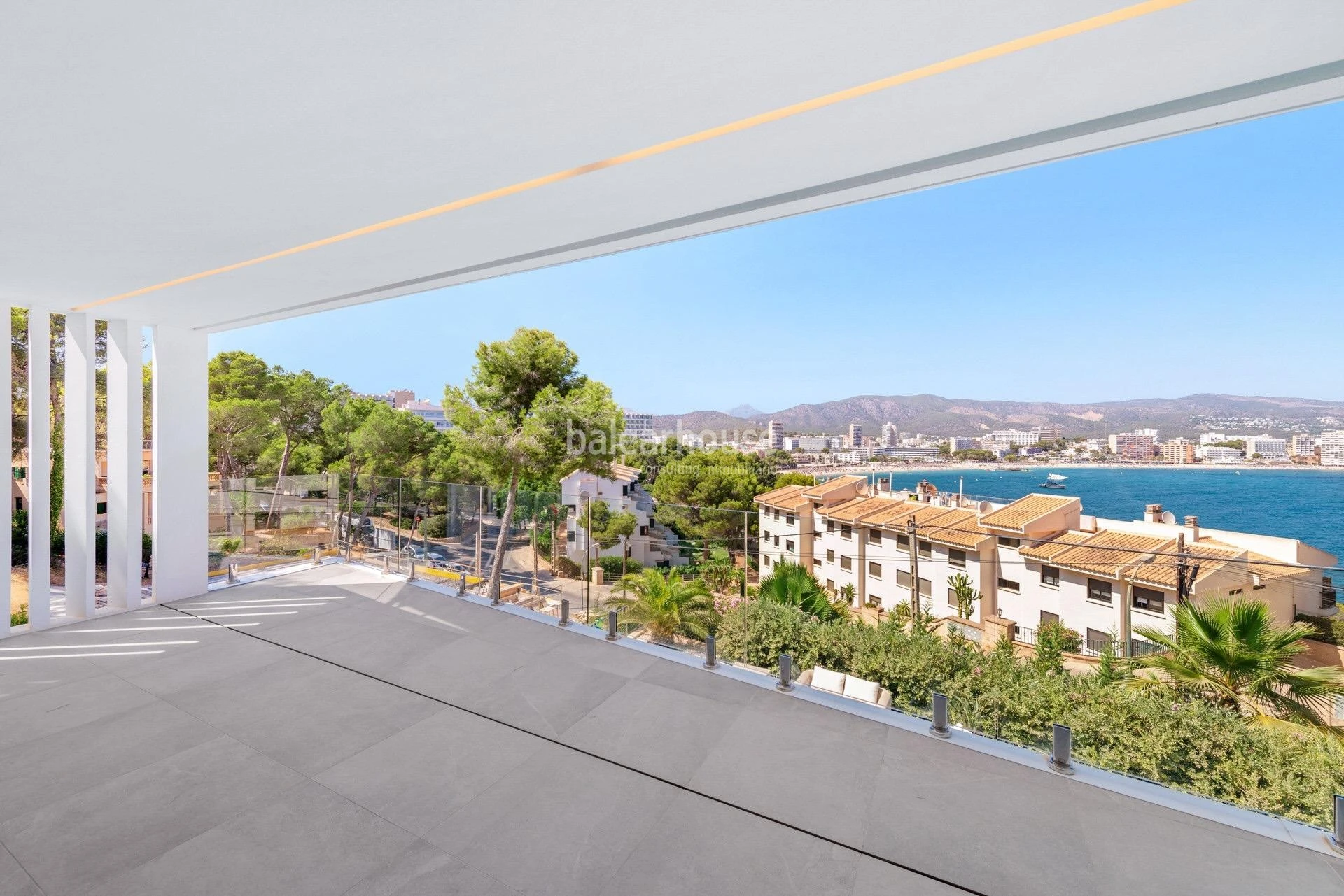Magnífica villa de diseño moderno y altas calidades a escasa distancia de la playa en Cala Vinyes