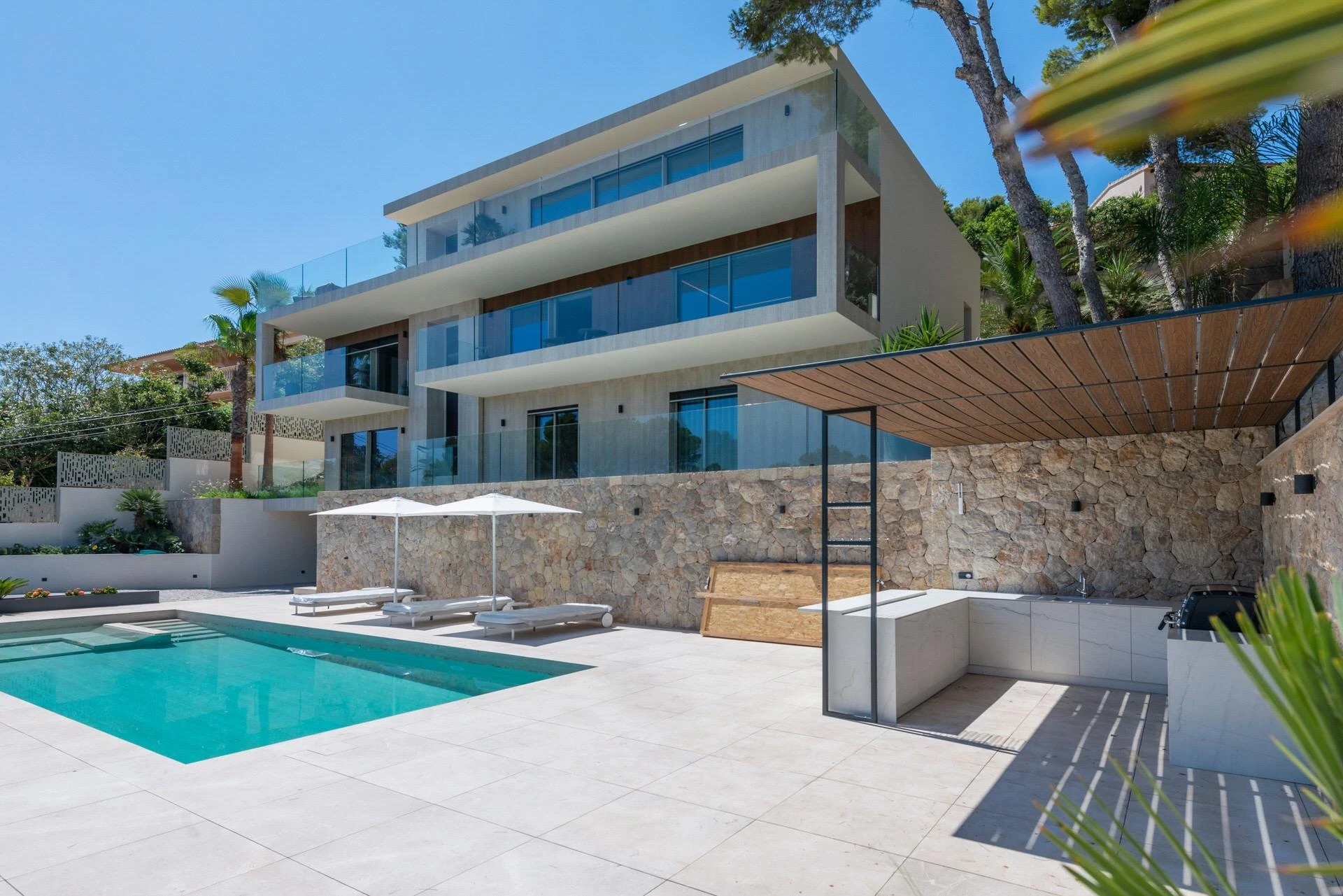 Excelente diseño moderno con increíbles vistas al mar en esta gran villa nueva en Santa Ponsa