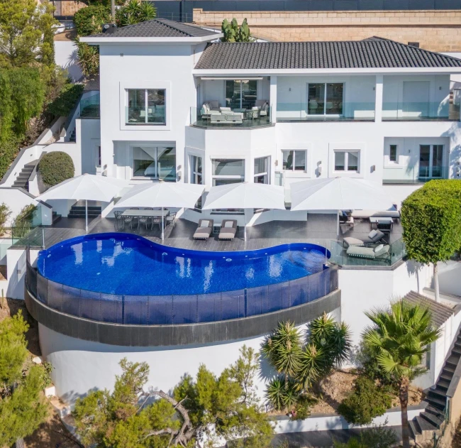 Implecable y elegante villa con terrazas y magníficas vistas al mar en la exclusiva zona de Bendinat