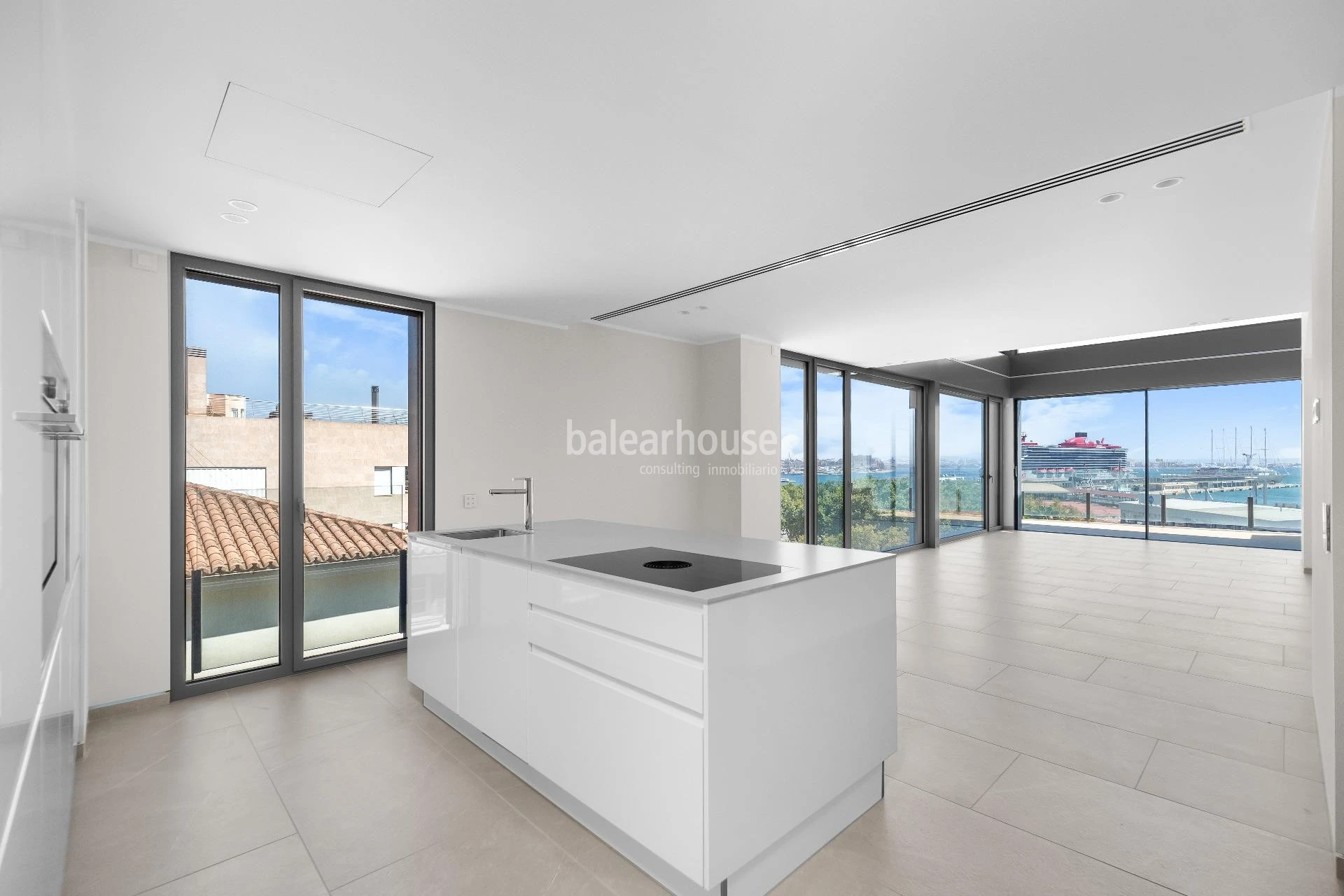 Stunning newly built penthouse with seafront terrace, private pool and city views