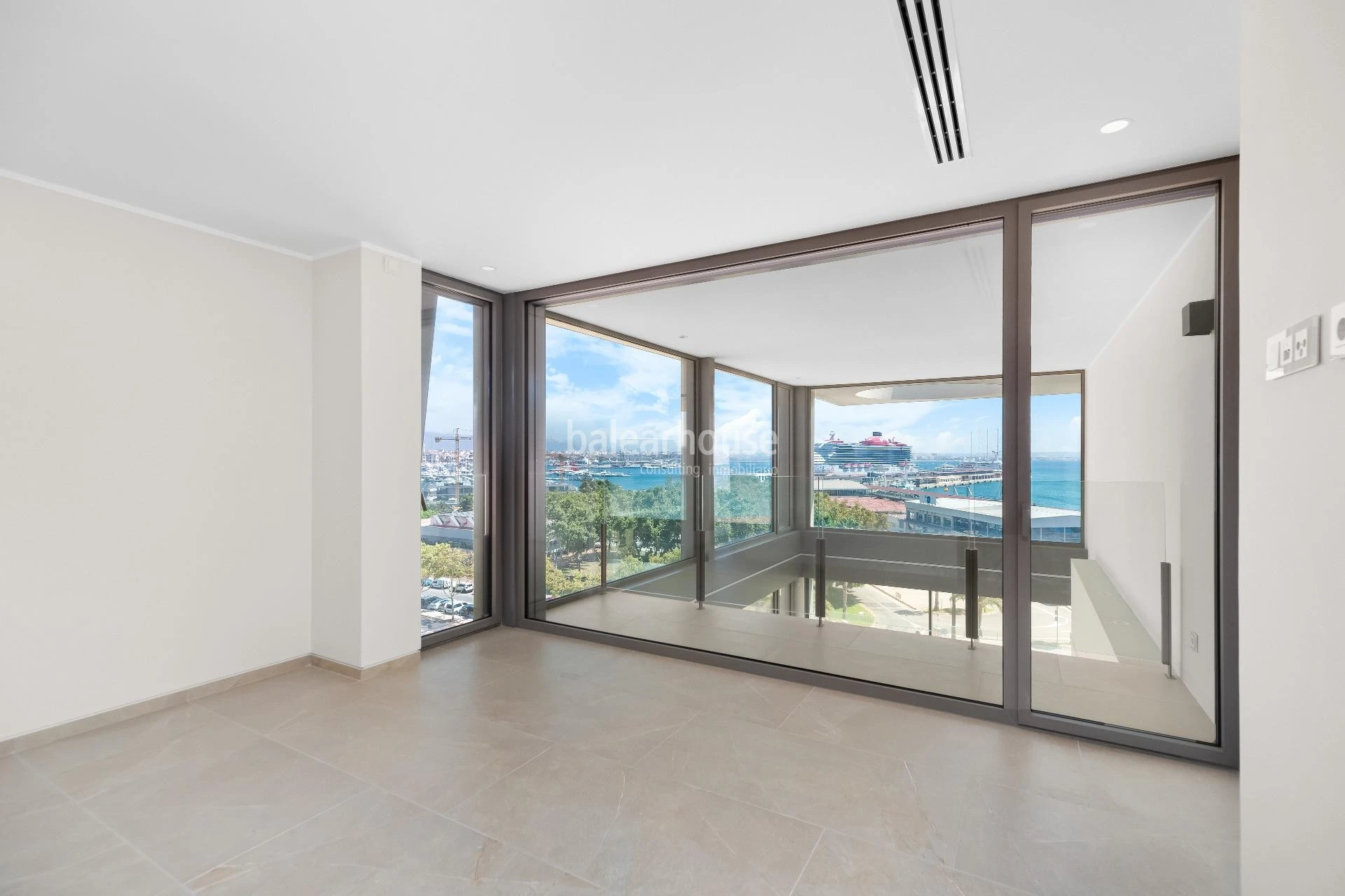 Stunning newly built penthouse with seafront terrace, private pool and city views