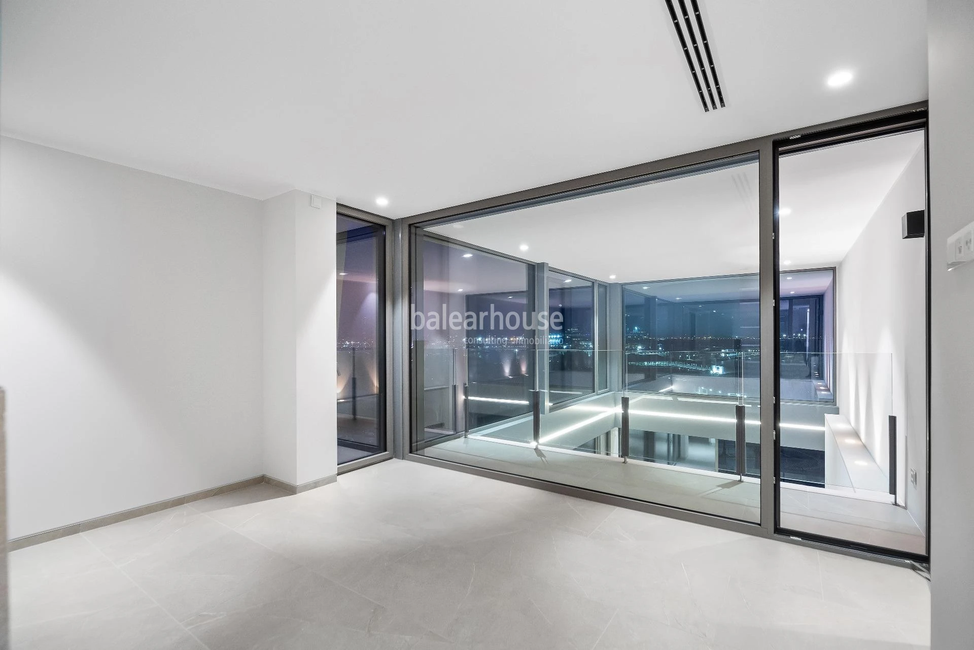 Stunning newly built penthouse with seafront terrace, private pool and city views