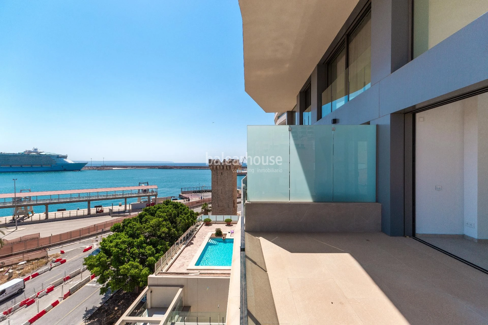 Stunning newly built penthouse with seafront terrace, private pool and city views