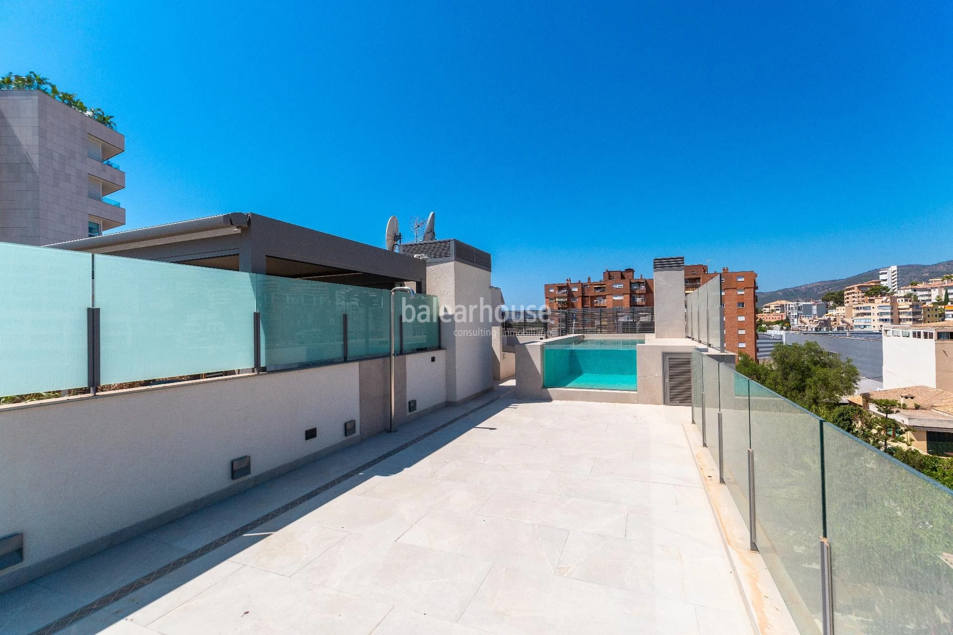 Stunning newly built penthouse with seafront terrace, private pool and city views