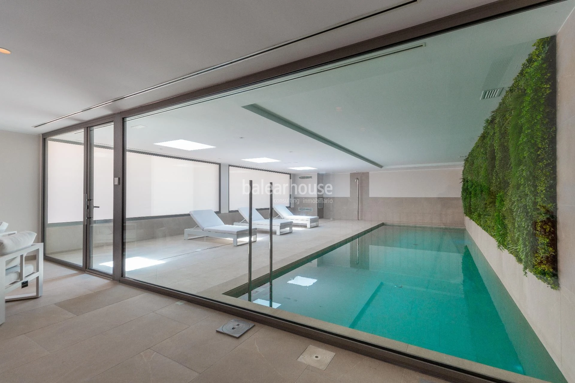Stunning newly built penthouse with seafront terrace, private pool and city views