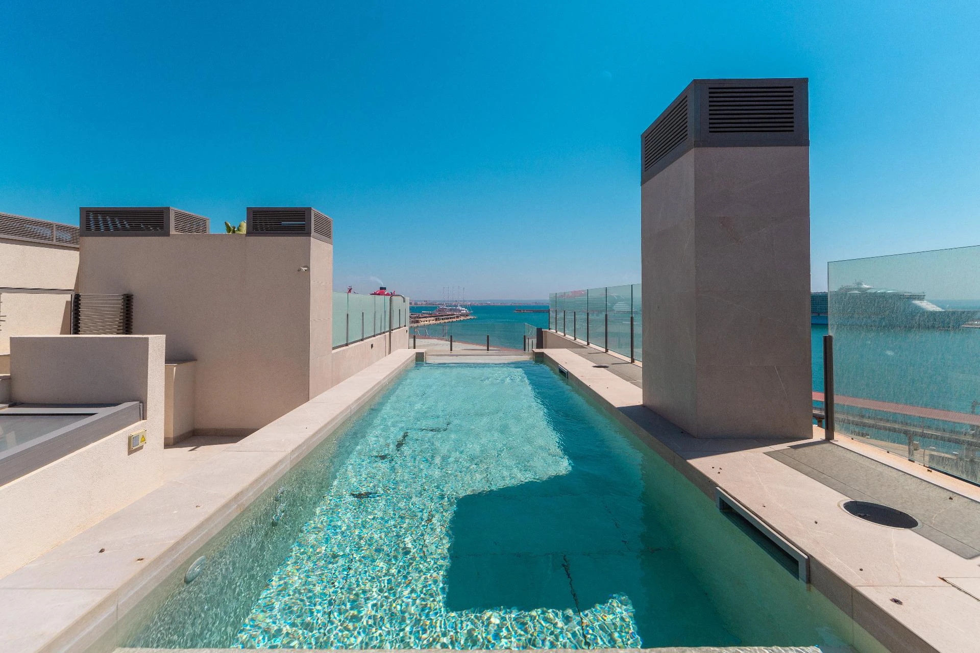 Espectacular ático de obra nueva frente al mar con terraza y piscina privada en el Paseo Marítimo