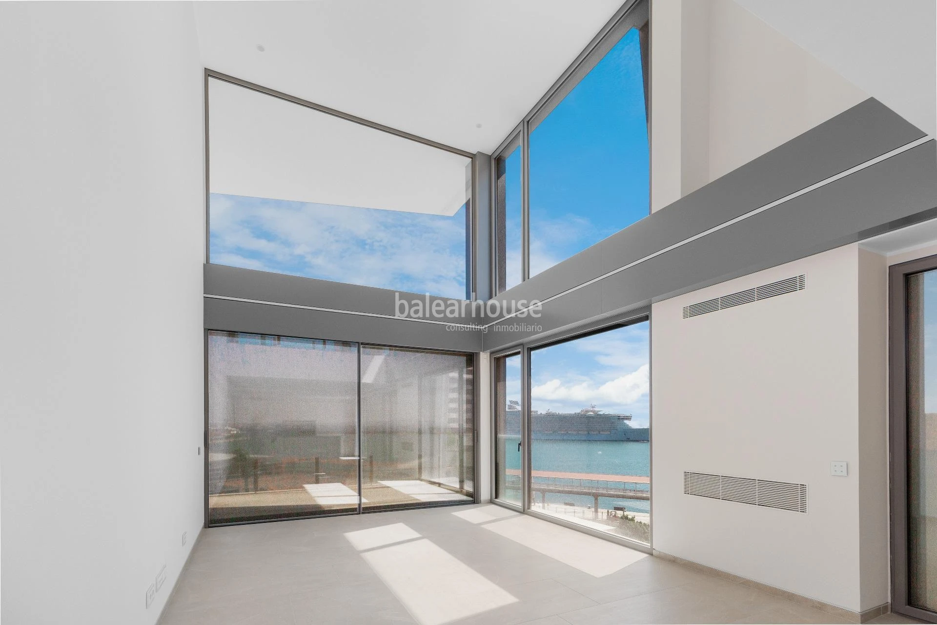 Spectacular new build seafront penthouse with terrace and private swimming pool on Paseo Marítimo