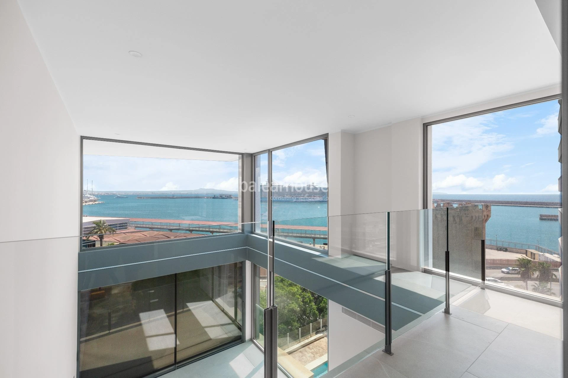 Spectacular new build seafront penthouse with terrace and private swimming pool on Paseo Marítimo