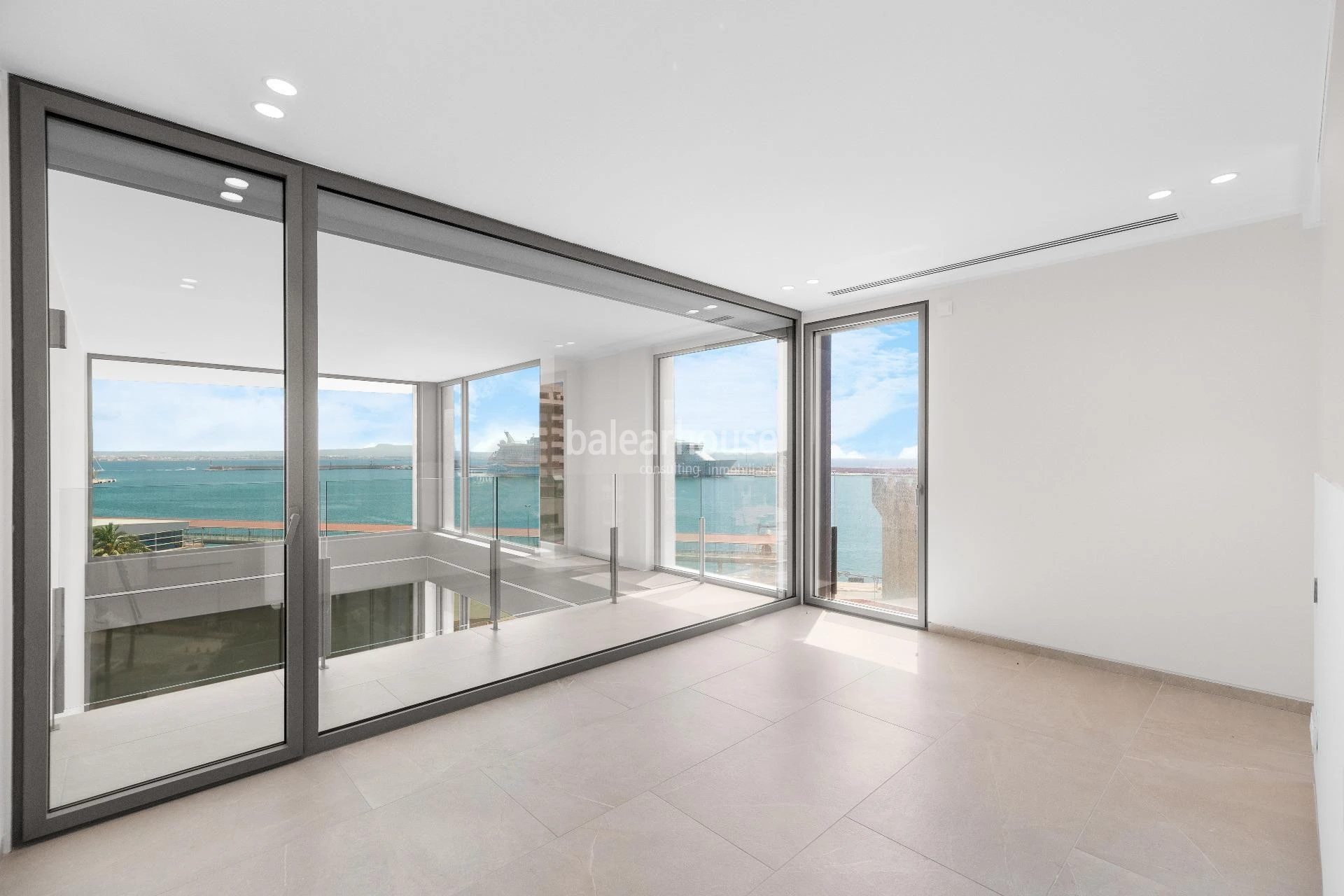 Spectacular new build seafront penthouse with terrace and private swimming pool on Paseo Marítimo