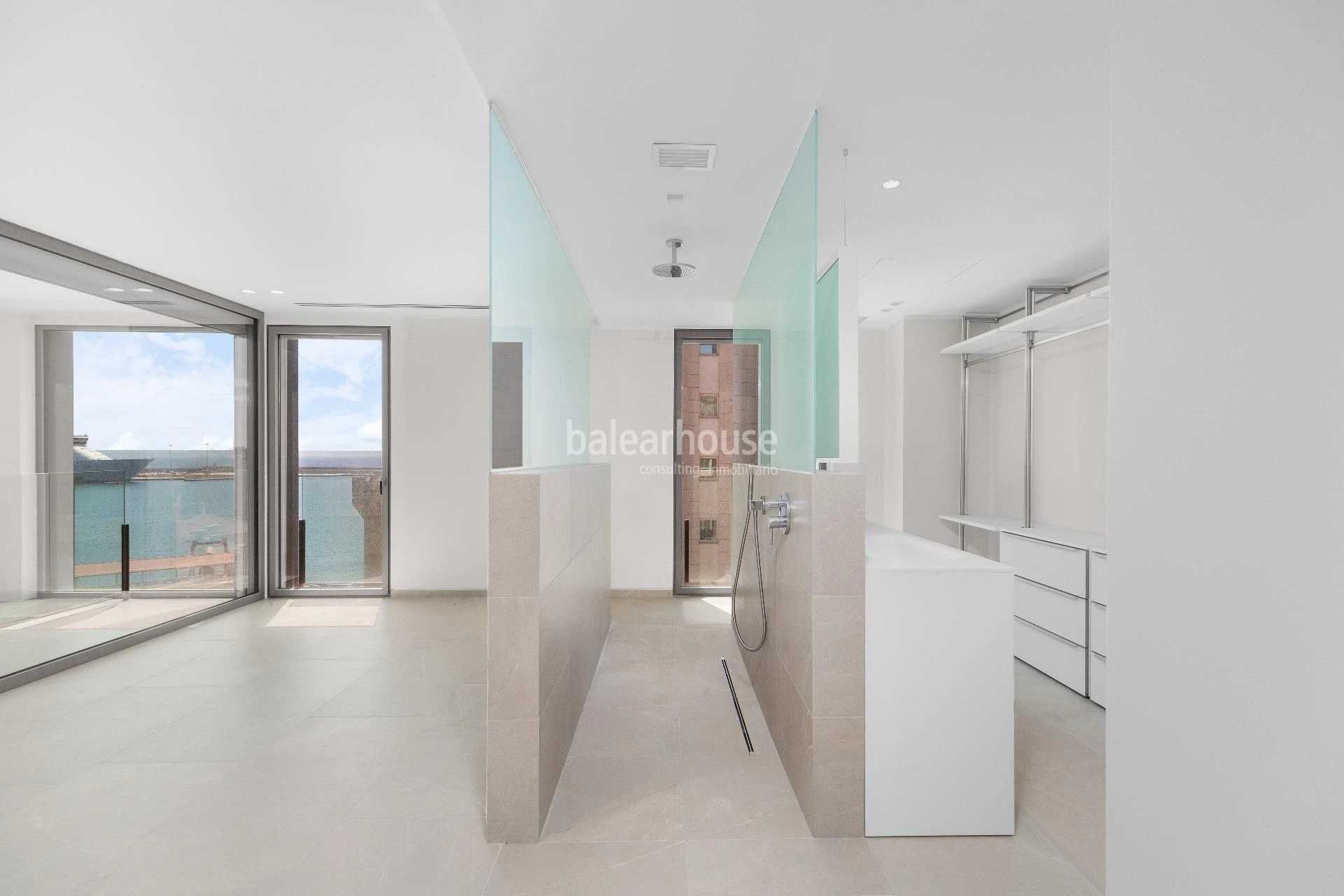 Spectacular new build seafront penthouse with terrace and private swimming pool on Paseo Marítimo