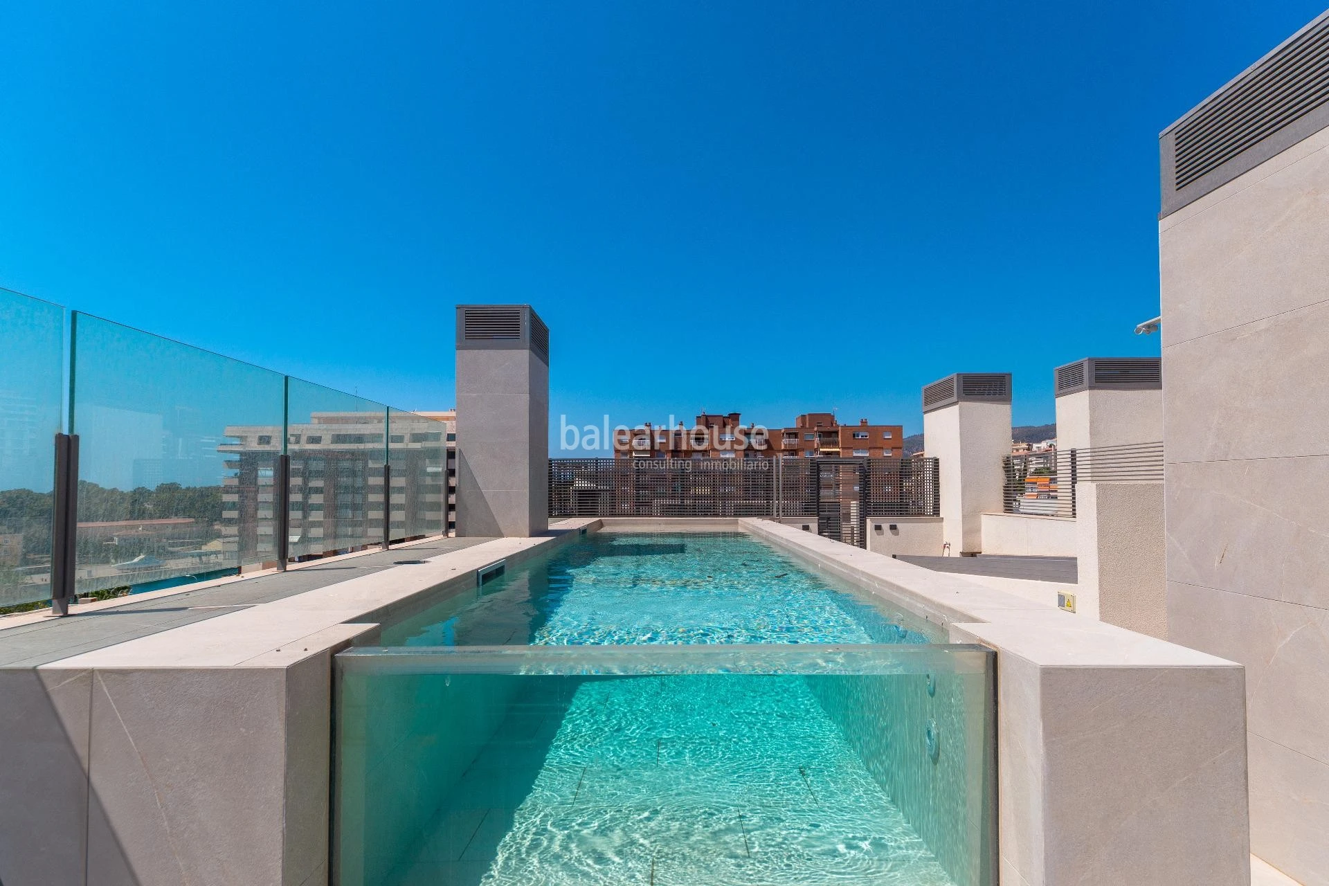Spectacular new build seafront penthouse with terrace and private swimming pool on Paseo Marítimo