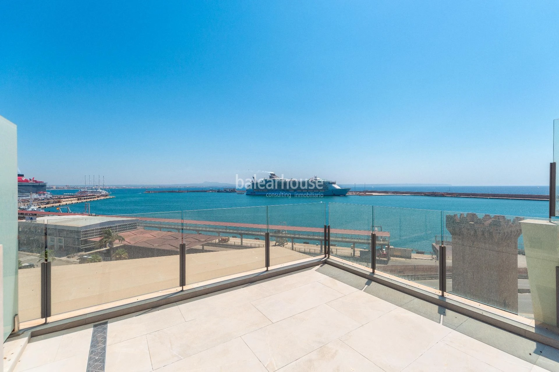 Spectacular new build seafront penthouse with terrace and private swimming pool on Paseo Marítimo
