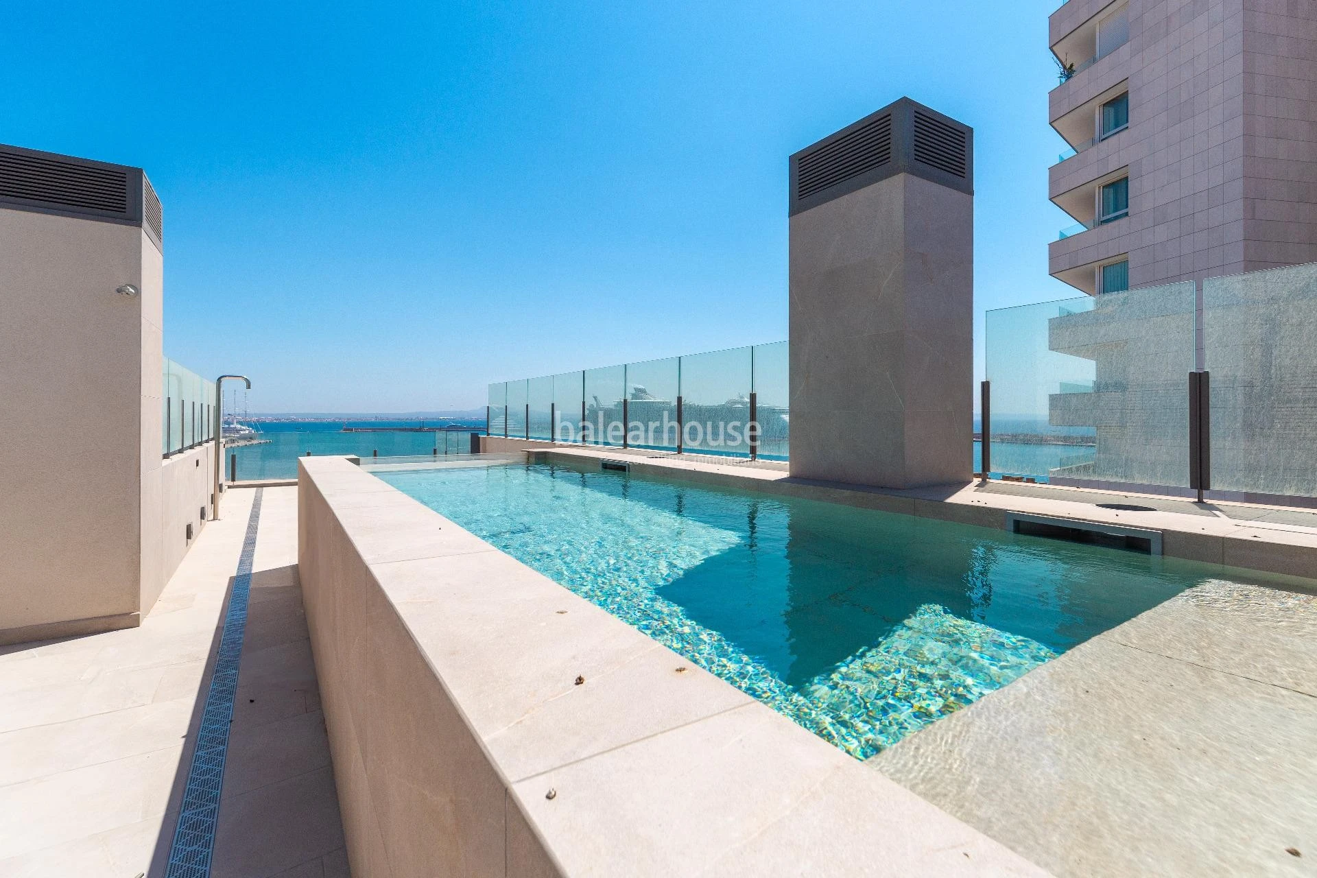 Spectacular new build seafront penthouse with terrace and private swimming pool on Paseo Marítimo