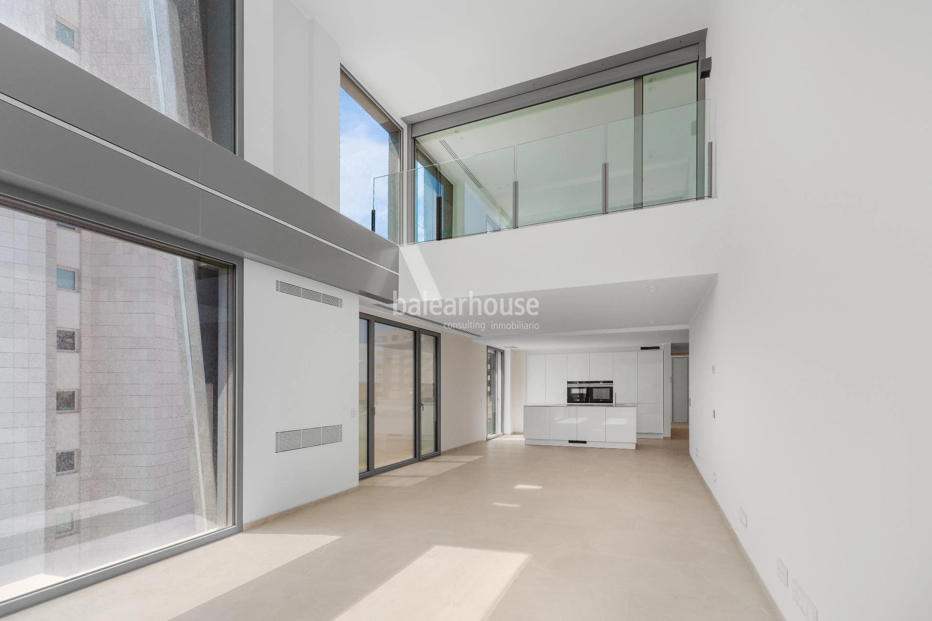 Spectacular new build seafront penthouse with terrace and private swimming pool on Paseo Marítimo