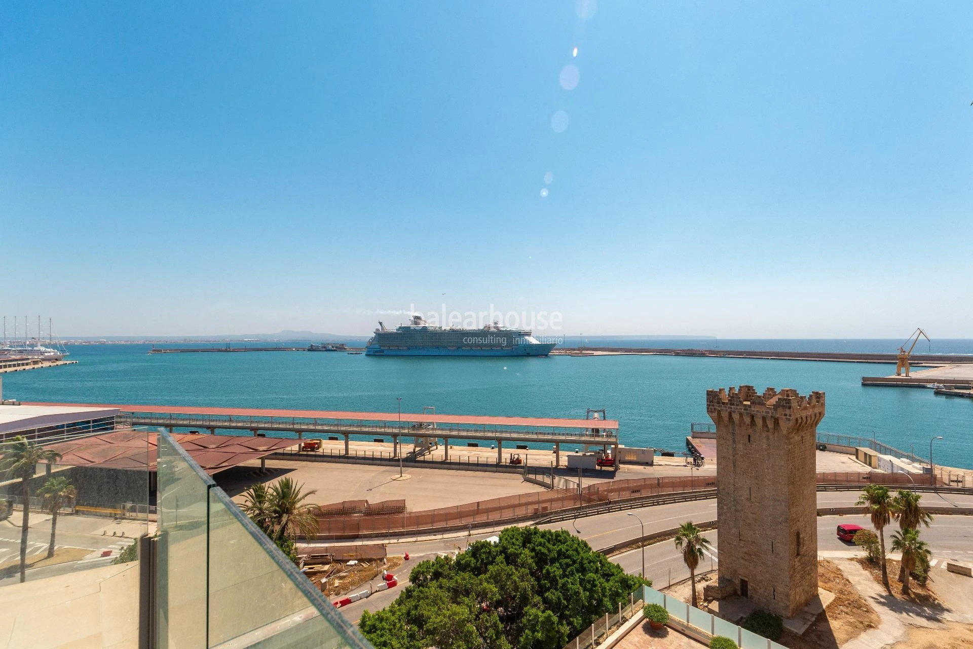 Spectacular new build seafront penthouse with terrace and private swimming pool on Paseo Marítimo