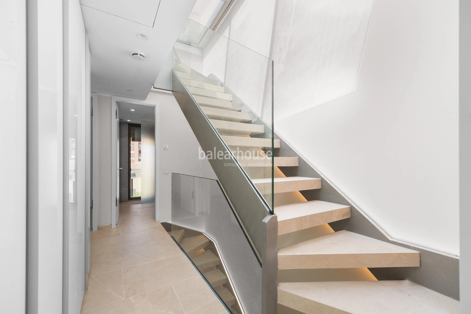 Spectacular new build seafront penthouse with terrace and private swimming pool on Paseo Marítimo