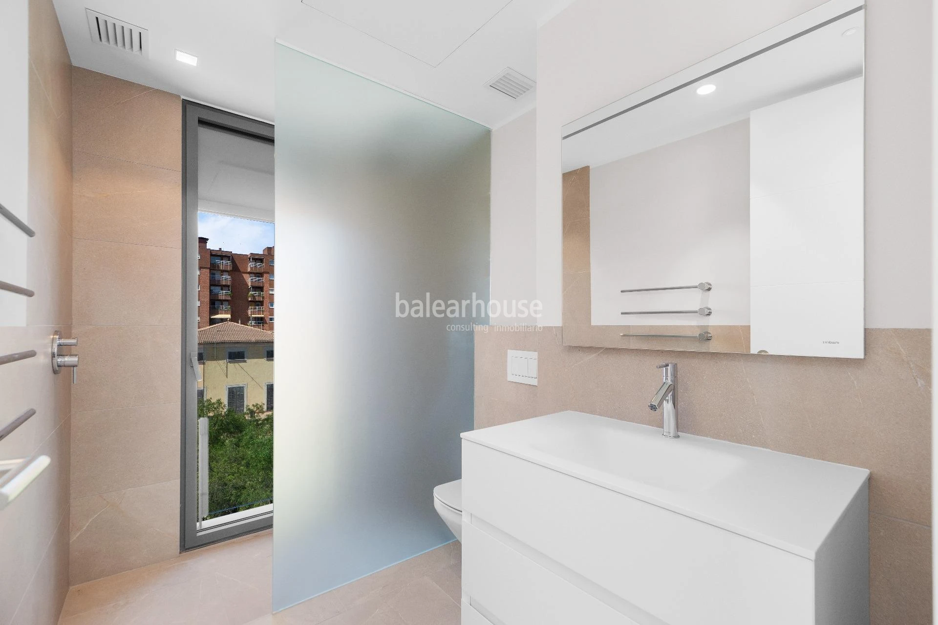 Spectacular new build seafront penthouse with terrace and private swimming pool on Paseo Marítimo
