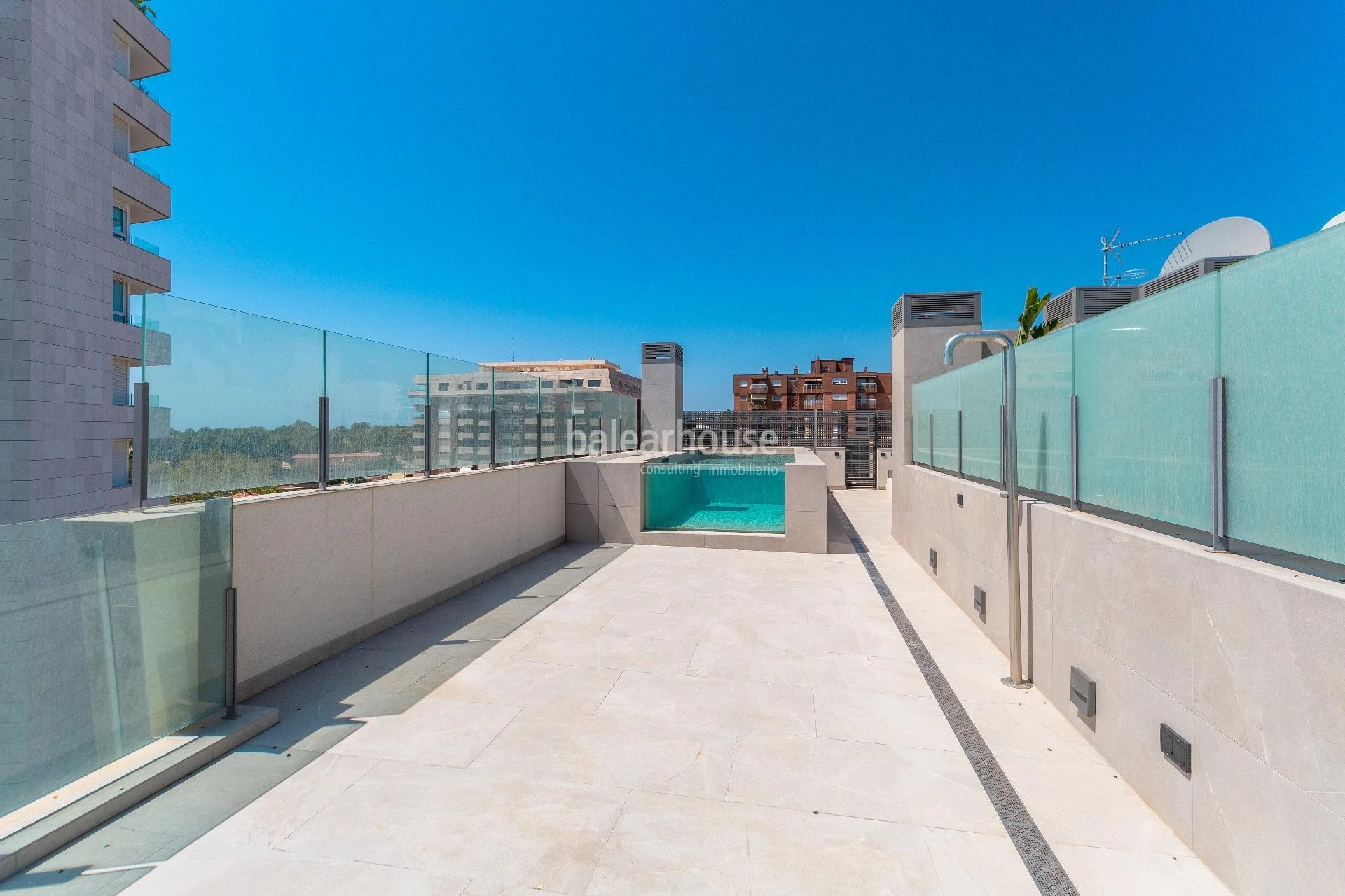 Spectacular new build seafront penthouse with terrace and private swimming pool on Paseo Marítimo