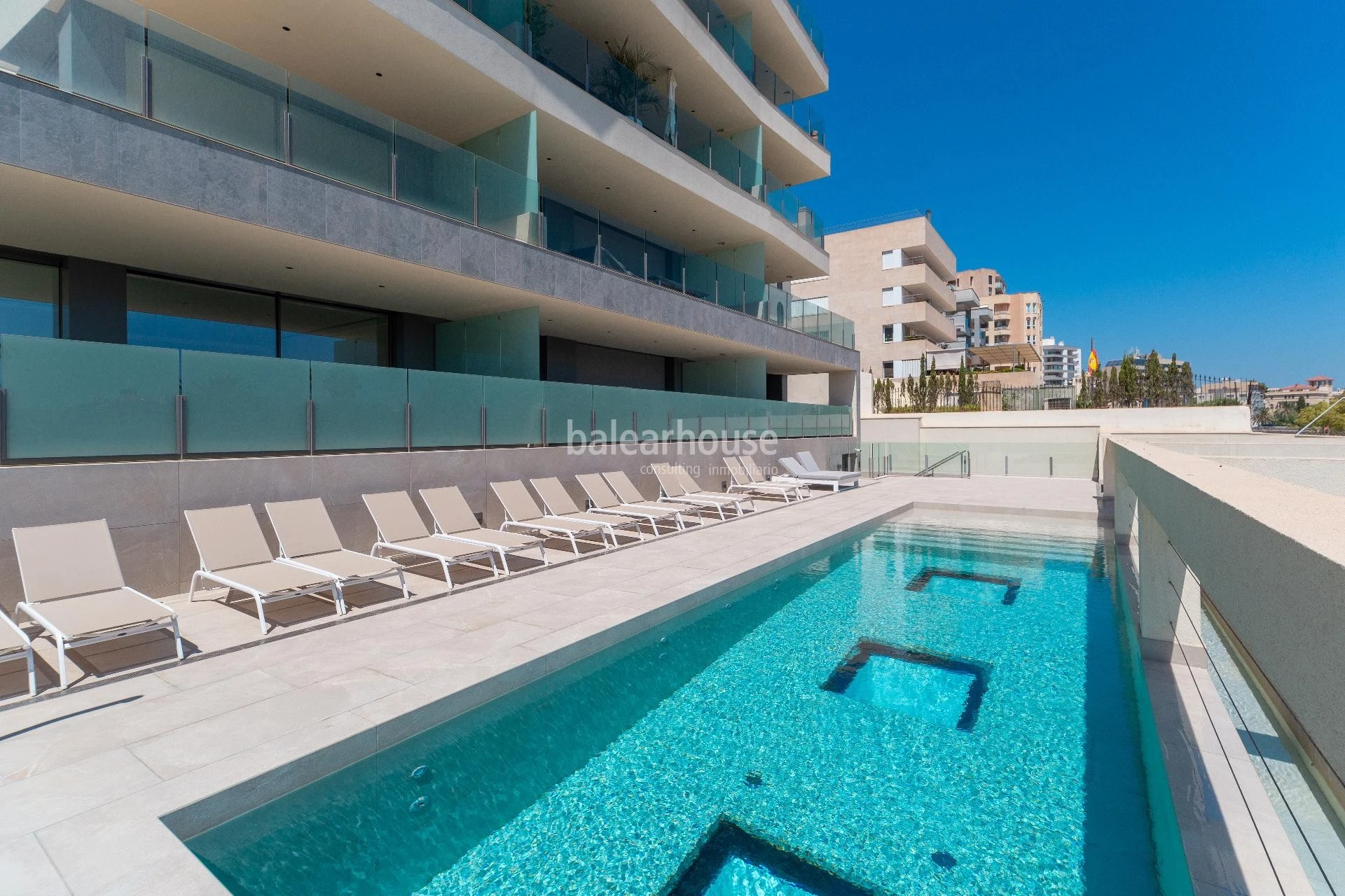 Spectacular new build seafront penthouse with terrace and private swimming pool on Paseo Marítimo