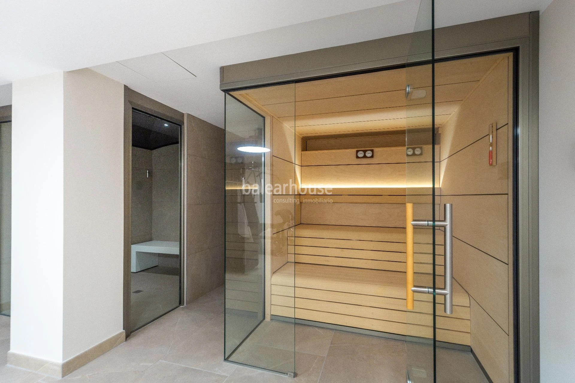 Spectacular new build seafront penthouse with terrace and private swimming pool on Paseo Marítimo