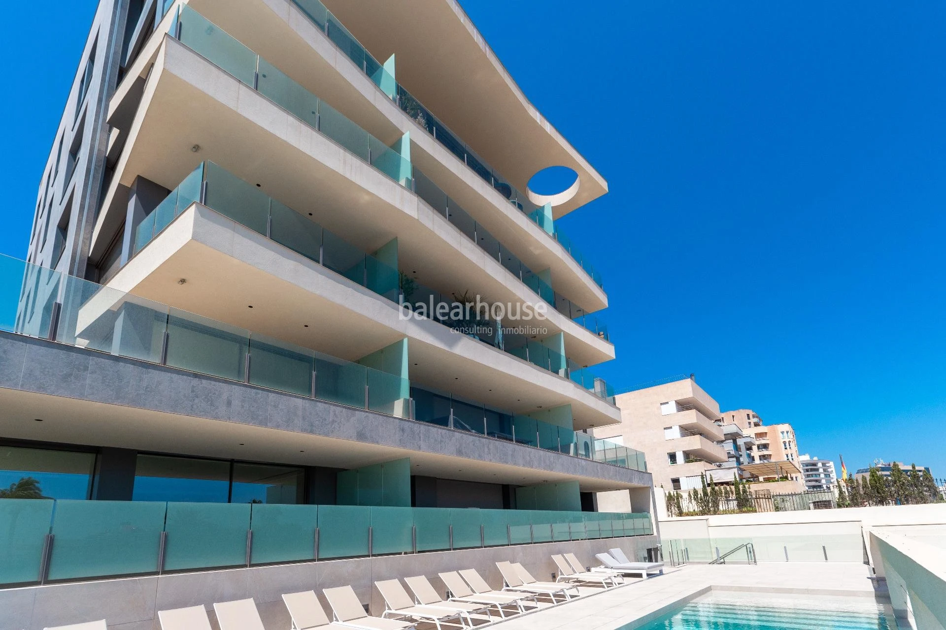 Spectacular new build seafront penthouse with terrace and private swimming pool on Paseo Marítimo