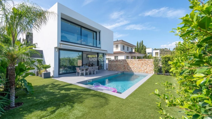 Fabelhafte Designervilla inmitten der Natur mit großem Garten und Blick auf die Bucht von Palma