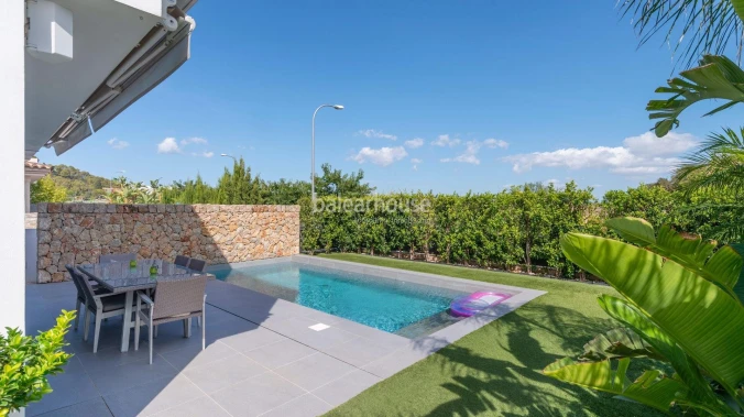 Fabelhafte Designervilla inmitten der Natur mit großem Garten und Blick auf die Bucht von Palma