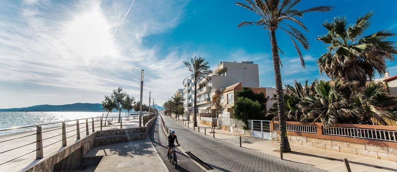 Privileged seafront location for this house with modern housing project in El Molinar