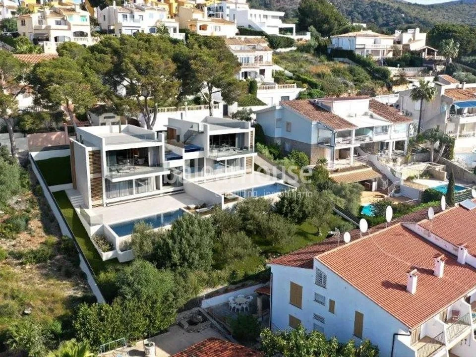 Moderna villa de obra nueva con espléndidas vistas al mar y amplios espacios exteriores en Alcudia