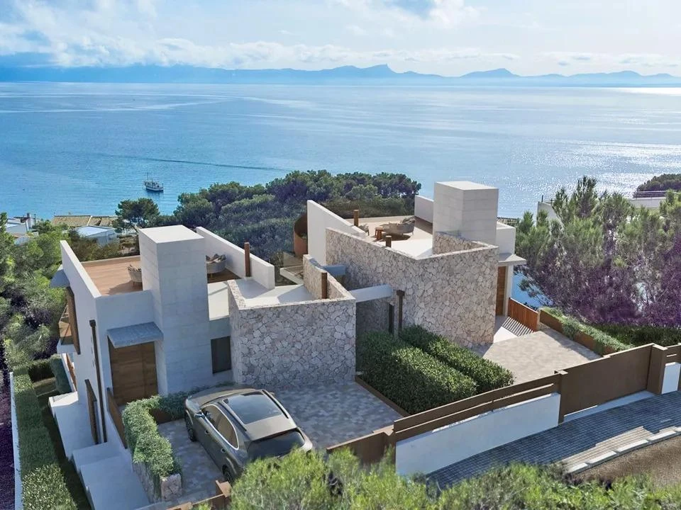 Moderna villa de obra nueva en Alcudia con vistas despejadas al mar, solarium, piscina y jardín