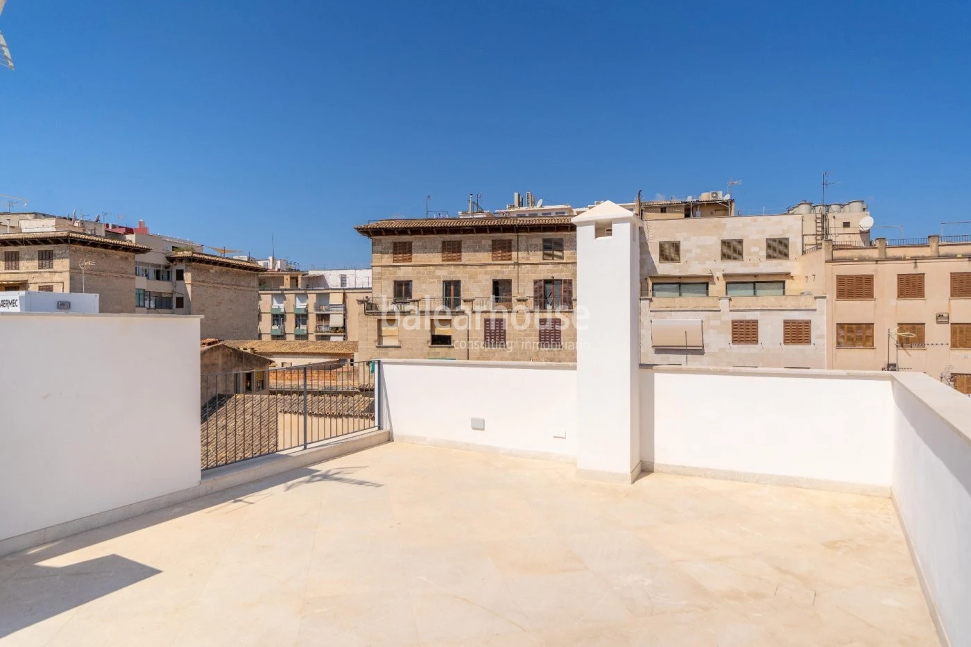 Excellent newly built penthouse with an elegant light-filled design in the historic centre of Palma.