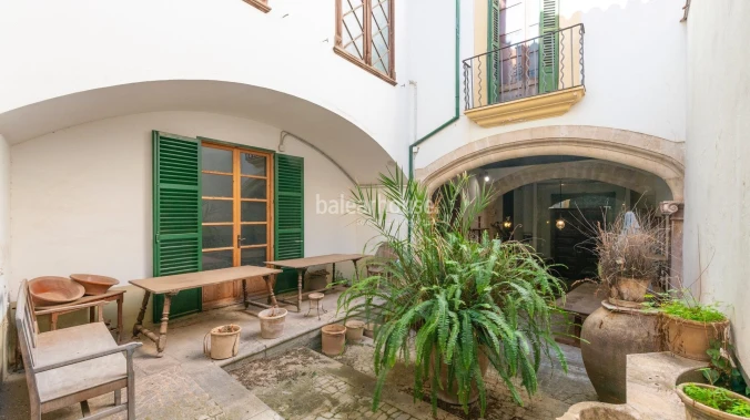 The splendor of history in this great house with spectacular mountain views in Sóller.