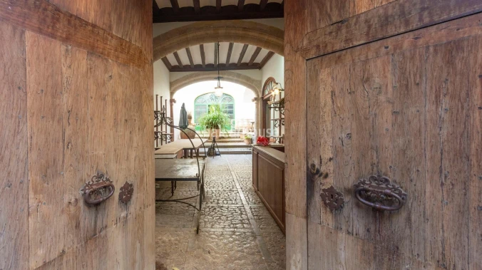 The splendor of history in this great house with spectacular mountain views in Sóller.