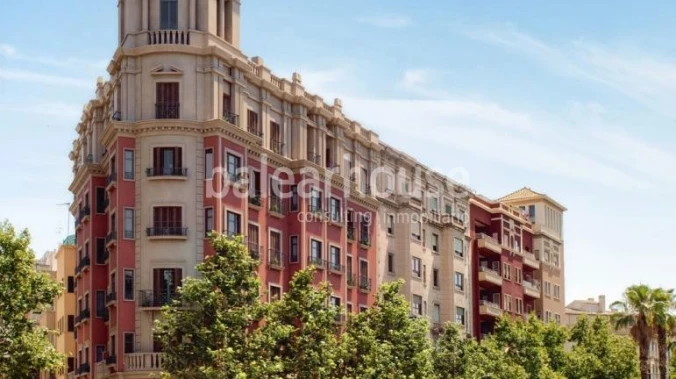 Great investment: elegant restored apartment building in the centre of Palma and close to the sea