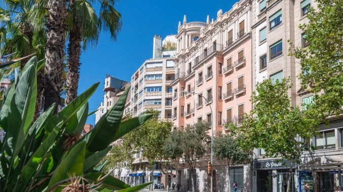 Great investment: elegant restored apartment building in the centre of Palma and close to the sea