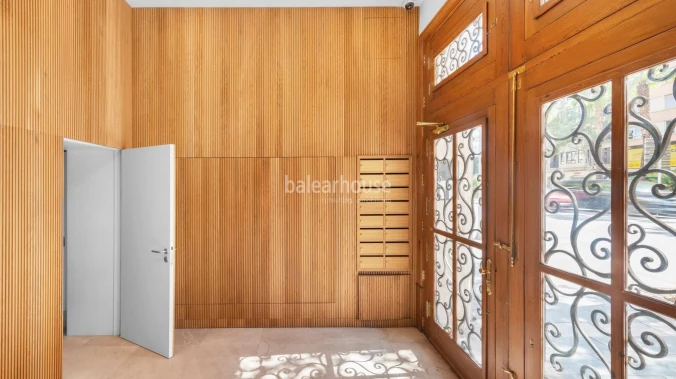 Great investment: elegant restored apartment building in the centre of Palma and close to the sea