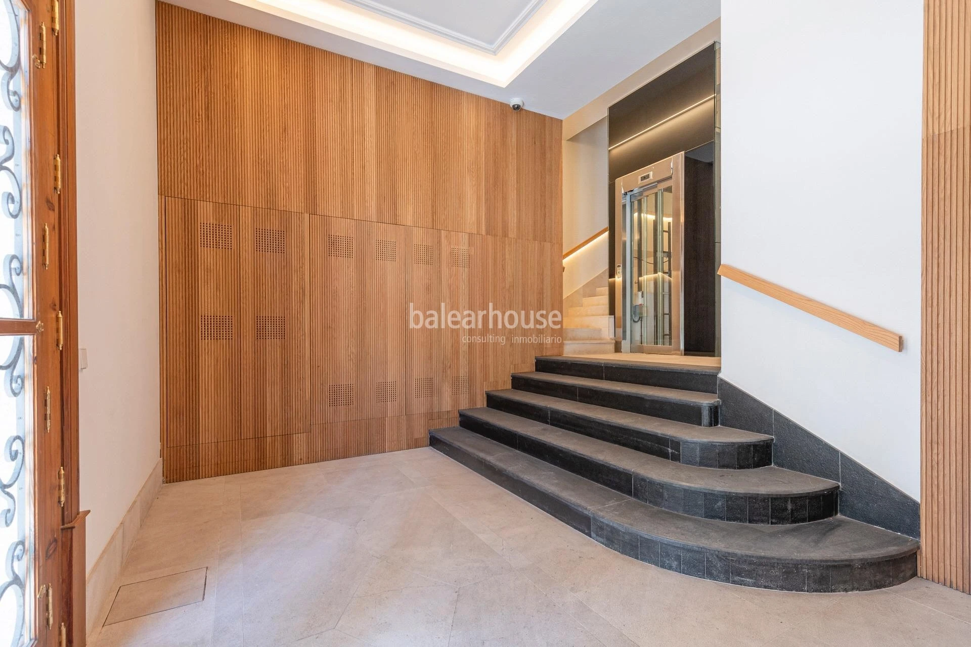 Great investment: elegant restored apartment building in the centre of Palma and close to the sea